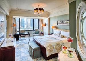 Postel nebo postele na pokoji v ubytování Waldorf Astoria Shanghai on the Bund + 37 fotografií