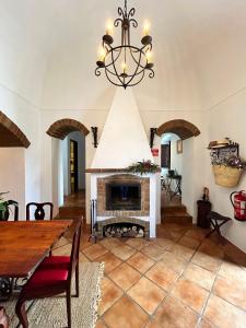 a living room with a chandelier and a fireplace at Casa do Avo Zezinho in Telheiro