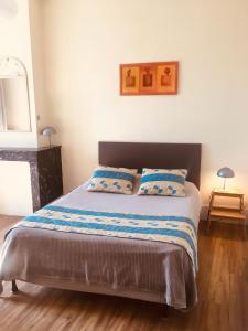 une chambre avec un lit avec deux oreillers dessus dans l'établissement Le Lion d'Or chb double wifi 4, à Écueillé