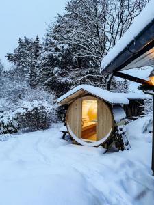a wooden dog house in the snow at Lodge mit Sauna & Seeblick für Naturliebhaber in Diemelsee