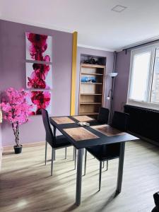 a dining room with a table and chairs at Charmante maison familiale in Lannion