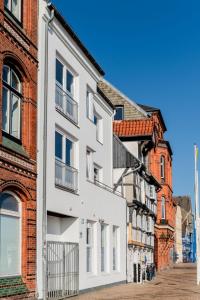a white building on the side of a street at Schiffskajüte in Flensburg