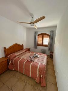 una camera da letto con un letto e un ventilatore a soffitto di El Amanecer de Cabo Tiñoso a Puerto de Mazarrón Altre 22 foto
