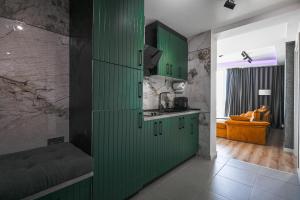 Kuchyň nebo kuchyňský kout v ubytování Skopje Sky Smart Twin Apartments 29th & 30th Spa Included