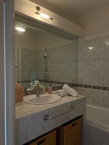 Ένα μπάνιο στο Beautiful apartment very close to the sea +14 φωτογραφίες