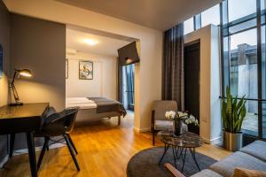 un soggiorno con un divano e un tavolo di Idrættens Hus Hotel og Konference a Brøndbyvester Altre 31 foto