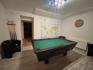Biliardový stôl v ubytovaní Party bunker apartment