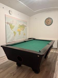 Biliardový stôl v ubytovaní Party bunker apartment
