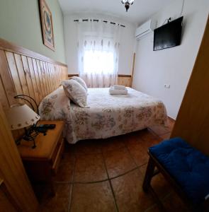 Un dormitorio pequeño con una cama y una ventana. en Alojamiento valeria, en Arroyo Frío 28 fotos más