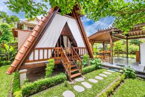 a house with a tent in the yard at Lumbung Sari villa ubud in Ubud