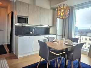 Η κουζίνα ή μικρή κουζίνα στο 1 bedroom apartment with city views +11 φωτογραφίες