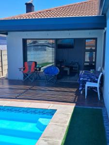Bazén v ubytování Spacious Home-Quiet area, Kuils river, Cape Town nebo v jeho okolí