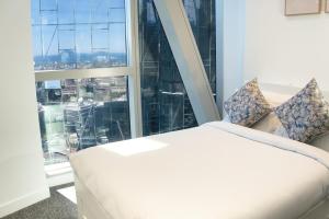 Ένα ή περισσότερα κρεβάτια σε δωμάτιο στο Park Avenue Melbourne +36 φωτογραφίες