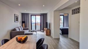 Una sala de estar con un sofá y una mesa con fruta. en GuestReady - Relax and Recharge in Funchal, en Funchal