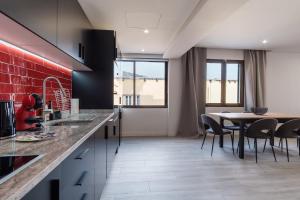 Una cocina y un comedor con mesa y sillas. en GuestReady - Relax and Recharge in Funchal, en Funchal