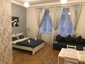 Posteľ alebo postele v izbe v ubytovaní Apartments on Miodowa