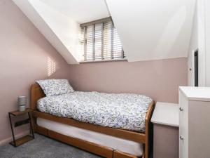 a small bedroom with a bed and a window at Chestnut Cottage in Wetwang