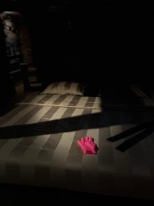 カウナスにあるFETISH Roomの暗室のベッドにピンクの紙 +6枚の写真