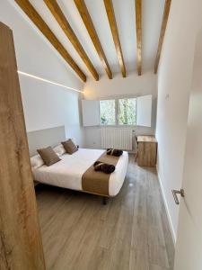 a bedroom with a bed and a wooden ceiling at Apartamentos el puente in La Abadilla
