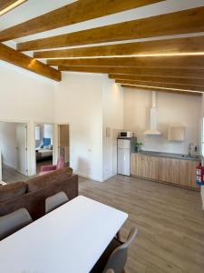 una sala de estar con un sofá y una mesa en Apartamentos el puente, en La Abadilla