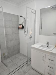 Ένα μπάνιο στο Latsky Luxe Retreat