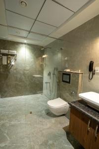 Koupelna v ubytování Royal Prime - A City Center Boutique Hotel In Jaipur