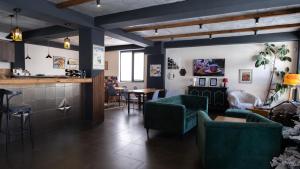 TV a/nebo společenská místnost v ubytování Chalet In Gudauri
