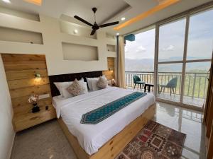 Postel nebo postele na pokoji v ubytování Nature Heaven Lodge, Mussoorie