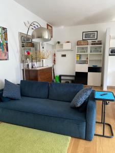 ローマにあるLa casa del giglioの青いソファとテーブルのあるリビングルーム