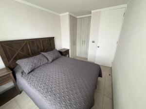 Postel nebo postele na pokoji v ubytování Acogedor Departamento frente Casino y a metros de Av Costanera