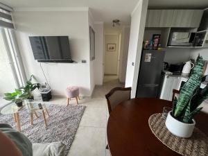 Kuchyň nebo kuchyňský kout v ubytování Acogedor Departamento frente Casino y a metros de Av Costanera