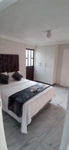 Postel nebo postele na pokoji v ubytování Falconbridge Properties