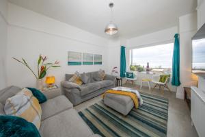 Posezení v ubytování Absolute Beachfront with Decked Garden Oasis and Views