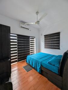 Ένα ή περισσότερα κρεβάτια σε δωμάτιο στο Luxury Urban Living 3BR 360Rooftop Pool & Gym