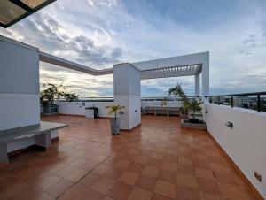 Μπαλκόνι ή βεράντα στο Luxury Urban Living 3BR 360Rooftop Pool & Gym