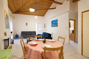 TV a/nebo společenská místnost v ubytování Villa Elli 1 Beach front with garden + 25 fotografií