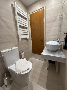 Koupelna v ubytování Glaros Hotel + 37 fotografií