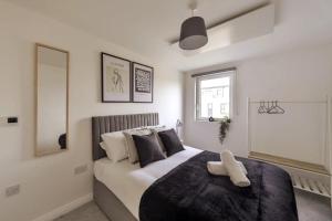 Ένα ή περισσότερα κρεβάτια σε δωμάτιο στο Stylish & Modern Flat 2 Min Walk to Ashford Outlet