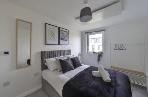 Ένα ή περισσότερα κρεβάτια σε δωμάτιο στο Stylish & Modern Flat 2 Min Walk to Ashford Outlet