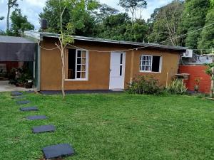 a house with a yard with stepping stones at La Reserva in Oberá