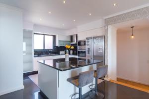 Kuchyň nebo kuchyňský kout v ubytování GuestReady - Private Terrace Stay