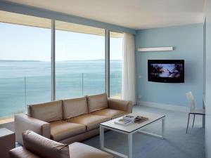 Μια τηλεόραση ή/και κέντρο ψυχαγωγίας στο Radisson Blu Resort & Spa