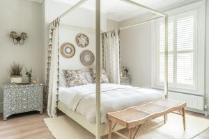 En eller flere senge i et værelse på Coral House