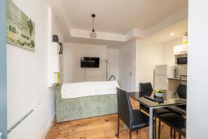 Cette petite chambre comprend un lit et un bureau avec un ordinateur. dans l'établissement Le Doux Séjour, à Pau