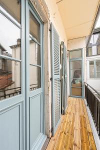 une véranda vide avec une porte et des fenêtres dans l'établissement Le Doux Séjour, à Pau