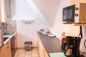 Η κουζίνα ή μικρή κουζίνα στο Ferienwohnung Drei Schwäne