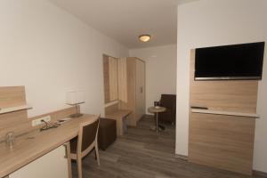 TV a/nebo společenská místnost v ubytování Hotel Sonne am Meer