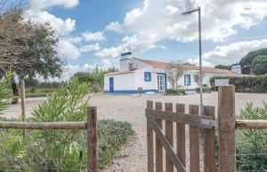 una casa con una valla delante en Casa do Pomar, en Sesimbra
