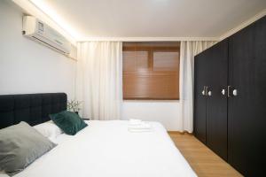 Postel nebo postele na pokoji v ubytování Shanghai M home B&B near East Nanjing Road Subway near The Bund and Peoples Square 上海小胖纸民宿-南京东路店-天赐外滩