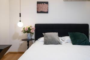 Postel nebo postele na pokoji v ubytování Shanghai M home B&B near East Nanjing Road Subway near The Bund and Peoples Square 上海小胖纸民宿-南京东路店-天赐外滩